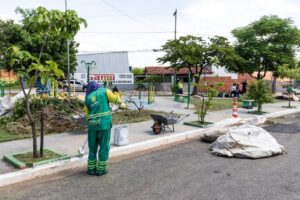 Limpurb realiza força-tarefa de limpeza na Avenida do CPA e retira 10 toneladas de lixo na rotatória da Rodoviária