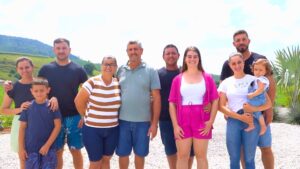 Produtor troca mineração por frangos, vê negócio crescer e traz filhos de volta ao campo