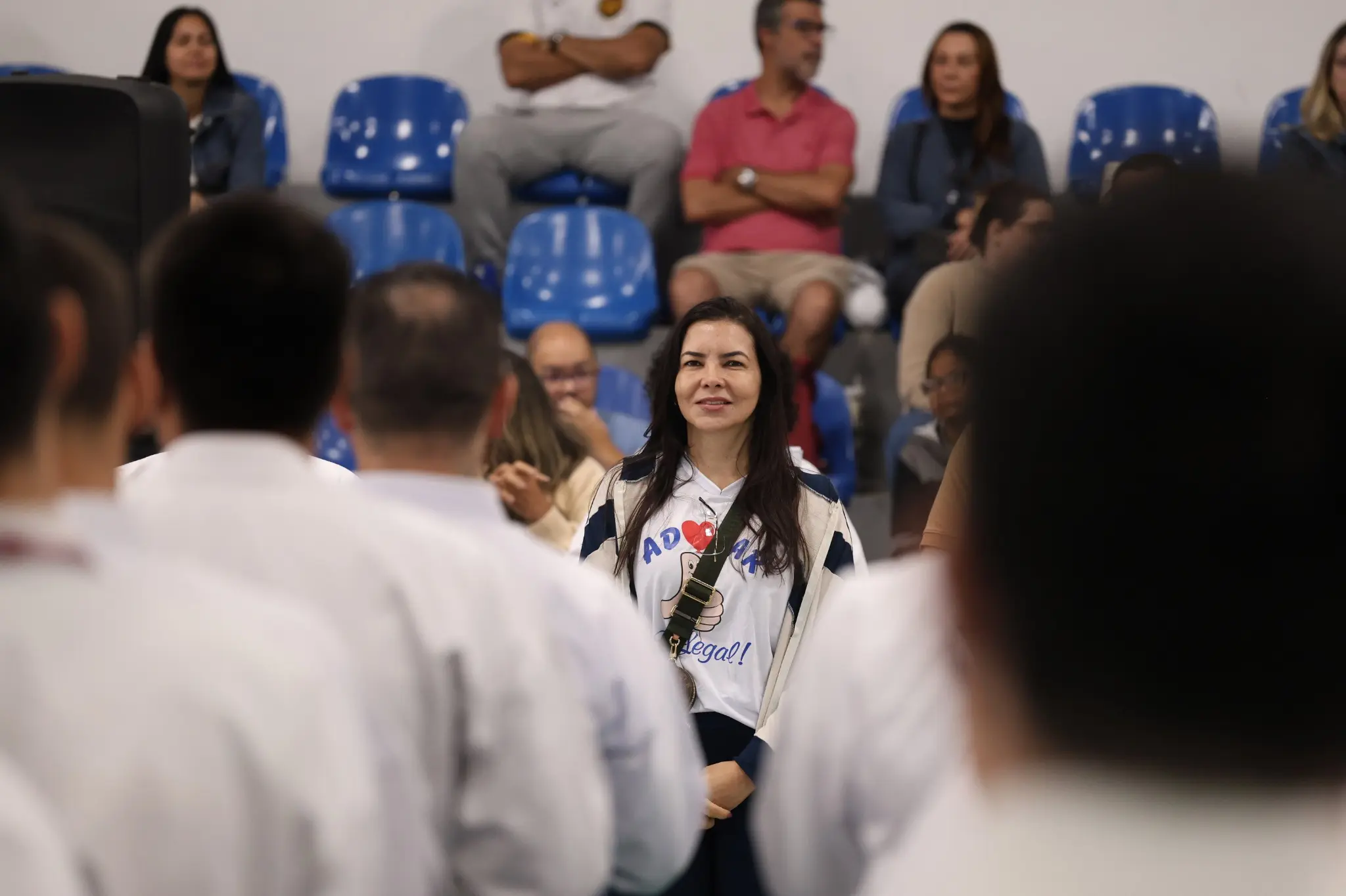 Juíza auxiliar Anna Paula Gomes acompanha apresentação dos adolescentes durante campeonato de karatê