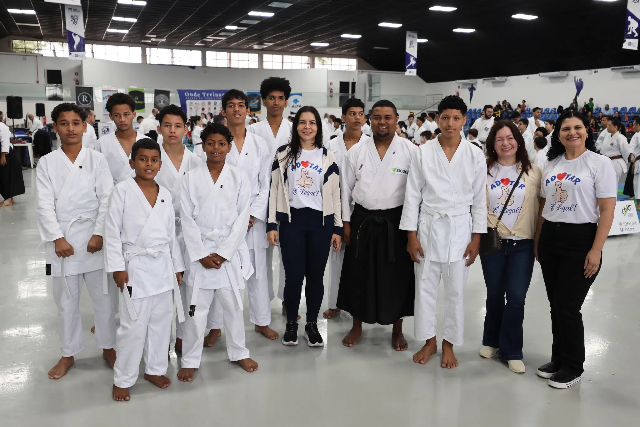 Adolescentes acolhidos, juiza Anna Paula, equipe da Ceja e professor de karatê durante a 7ª Copa Chidori, em Cuiabá.