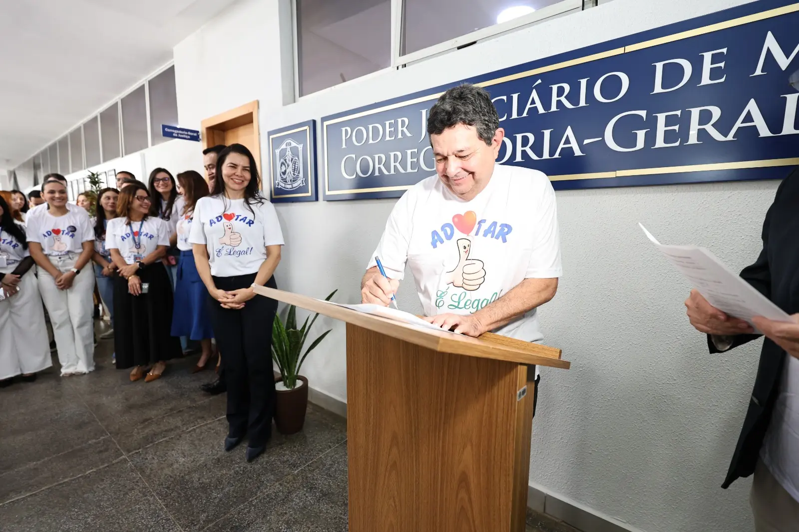 O corregedor-geral da Justiça de Mato Grosso, desembargador José Luiz Leite Lindote, assina provimento que institui o novo Cadastro Estadual de Pretendentes à Adoção Virtual, acompanhado por magistrados e servidores.