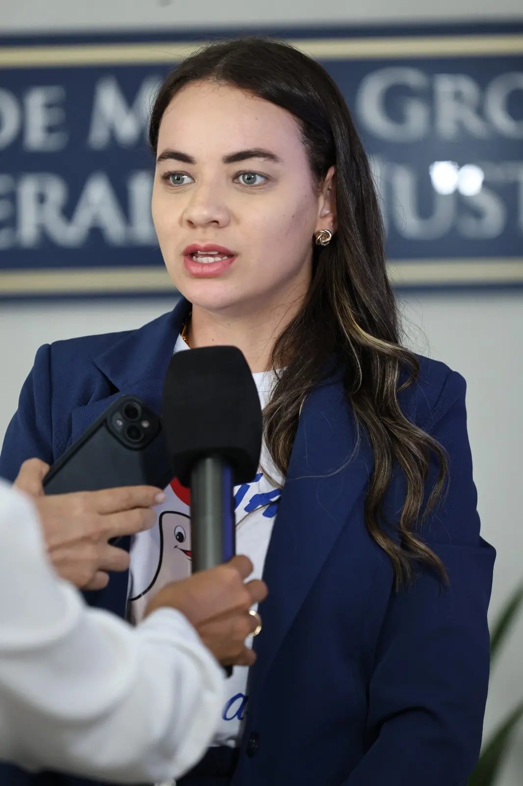 A servidora Fernanda Rodrigues Ferreira concede entrevista sobre funcionamento do novo sistema virtual de adoção desenvolvido pelo Judiciário de Mato Grosso.