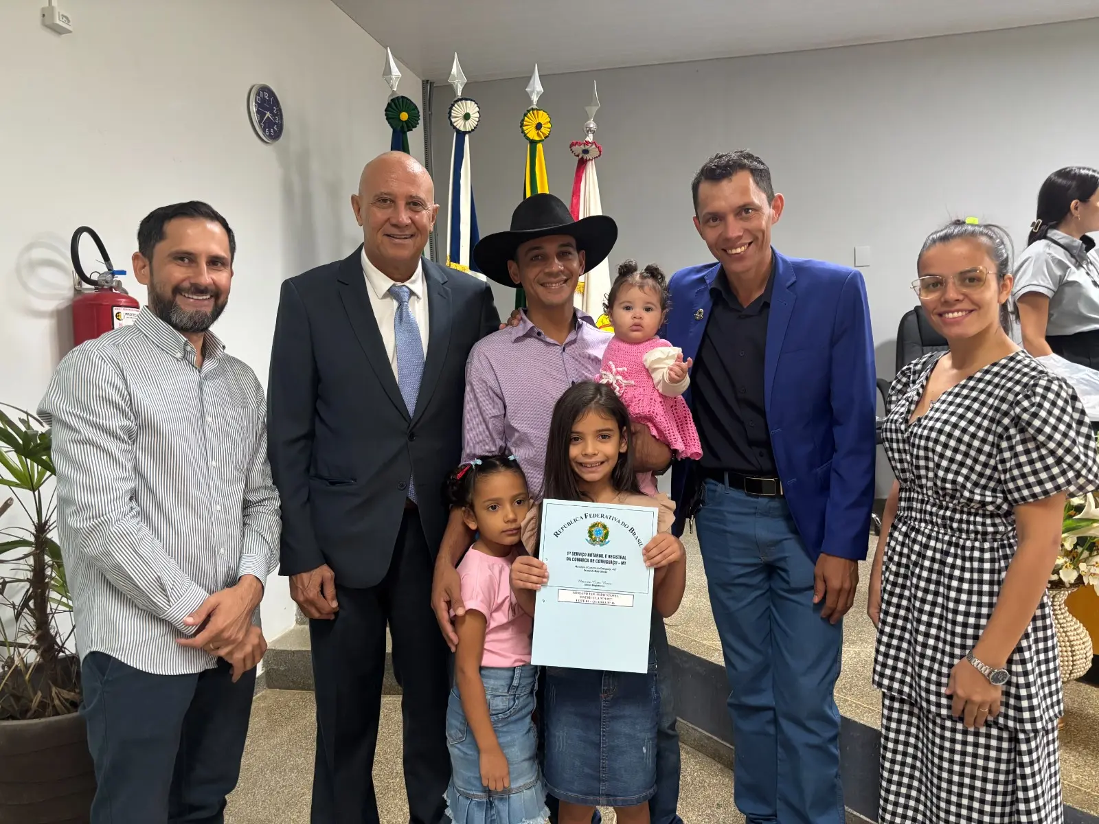 Registrador do Cartório do 1º Ofício de Cotriguaçu entrega título de propriedade a uma família
