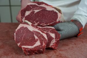 Bloqueio europeu às carnes e ovos brasileiros deve ser revertido rapidamente, diz analista