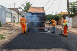 Quatro bairros recebem tapa-buracos, patrolamento e melhorias viárias nesta sexta-feira