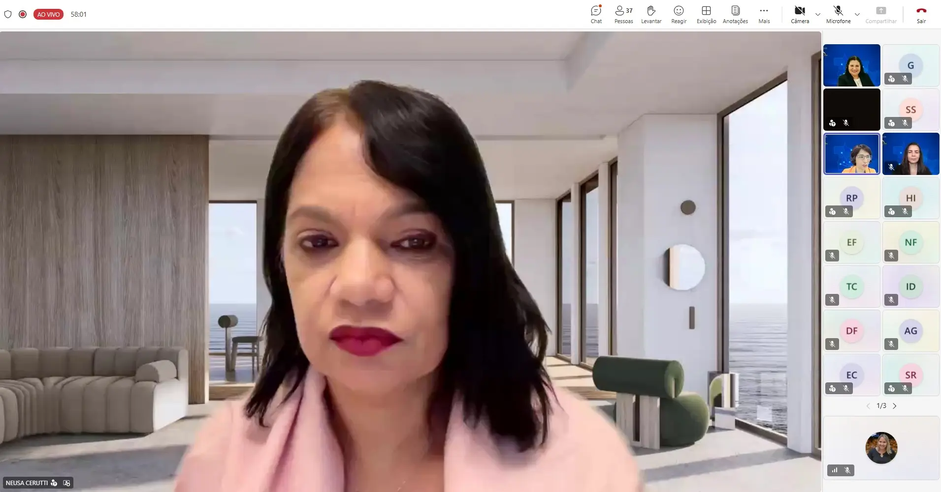 Captura de tela de reunião virtual. Em destaque aparece a advogada Neusa Cerutti, mulher de pele clara, cabelos na altura dos ombros e vestindo roupa clara. À direita da tela aparecem pequenas janelas com outros participantes da reunião. 