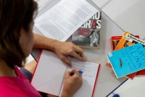Mulheres da Cadeia Pública Feminina de Cáceres transformam vivências em versos