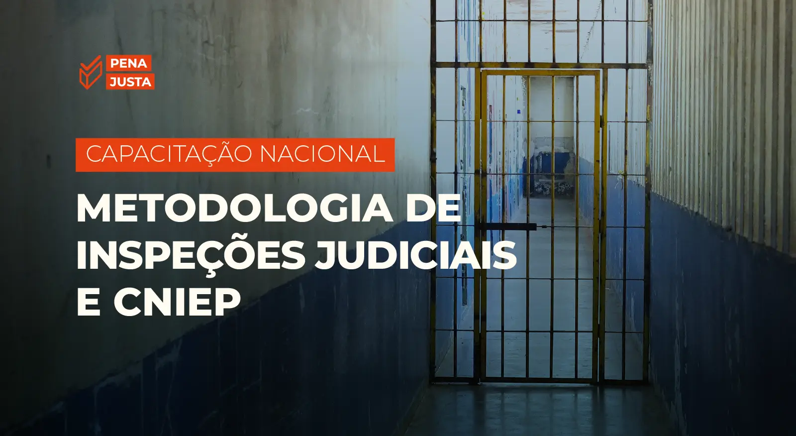 Banner com a foto de um corredor de presídio visto através de uma grade de ferro. Traz o logo 