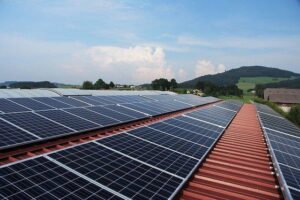 Energia solar reduz custos e ganha espaço em fazendas brasileiras