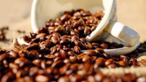 Colheita de café no Brasil atinge 64%, mas segue atrasada em relação ao ano passado