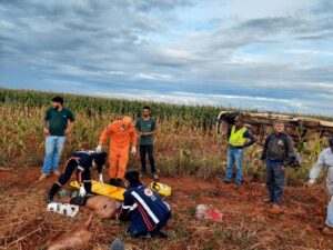 Motorista é ejetado após caminhonete sair da pista e  capotar na rodovia MT-140