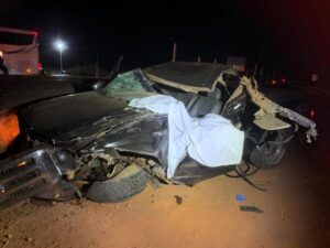 Motorista morre e cinco passageiros ficam feridos após caminhonete colidir na traseira de carreta