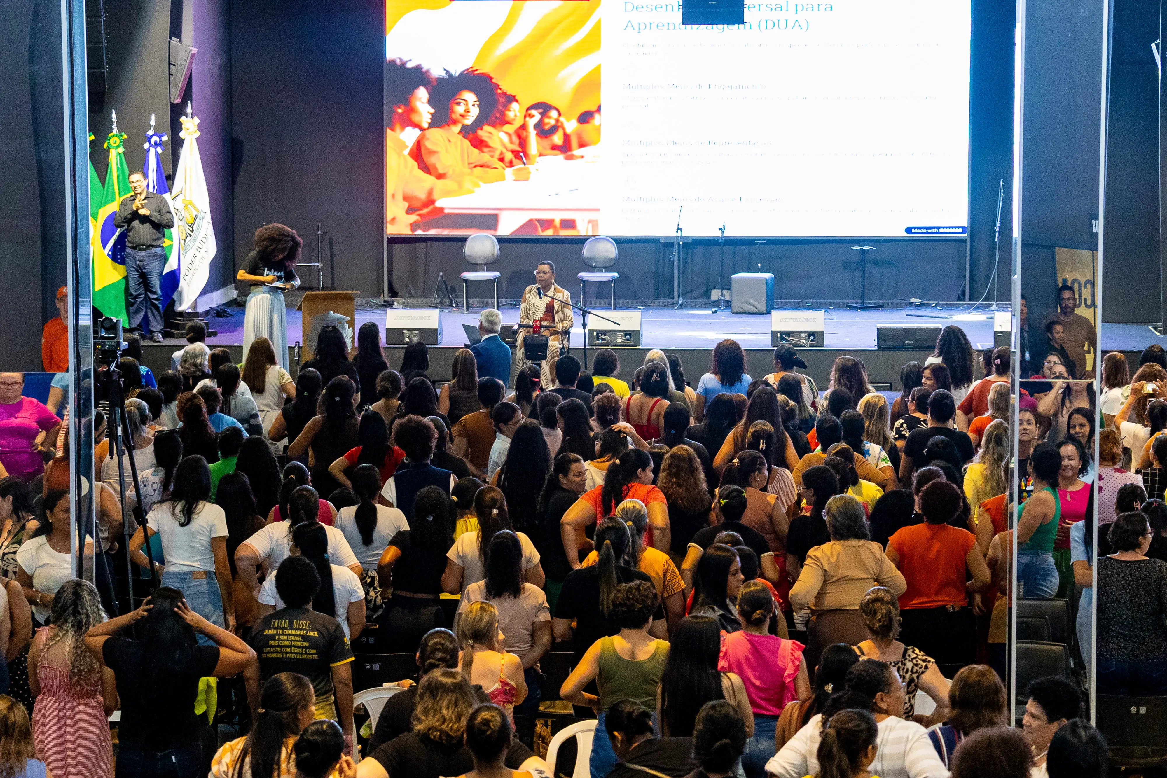 Grande público acompanha programação do TJMT Inclusivo, que reuniu educadores e cuidadores em debate sobre autismo e direitos das pessoas com deficiência.