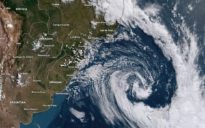 Ciclone de forte intensidade atinge o Brasil nos próximos dias e provoca temporais, alerta meteorologista