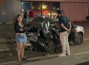 Criança de quatro anos morre e mãe fica ferida após carro ser atingido por suv de luxo; condutor é preso