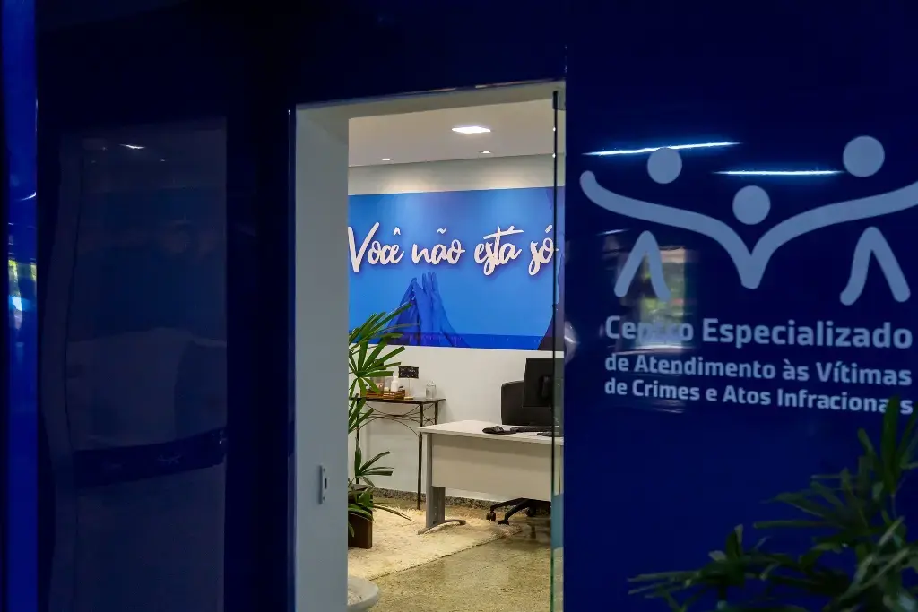 Entrada de sala com a frase 