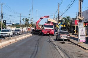 Caminhão-guincho derruba cabos energizados e pista é interditada em Várzea Grande