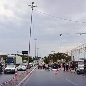 Homem morre atropelado por motociclista ao atravessar a avenida Fernando Corrêa