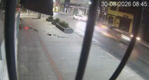 Vídeo mostra BMW em alta velocidade antes de sequência de colisões que matou motociclista em Cuiabá