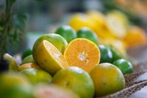 Resíduo do suco de laranja pode virar produto de alto valor, aponta estudo