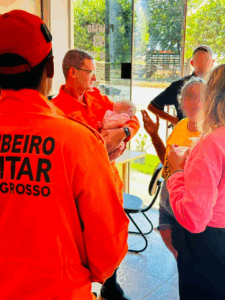 Bombeiros militares salvam bebê  de um mês que engasgou com leite materno
