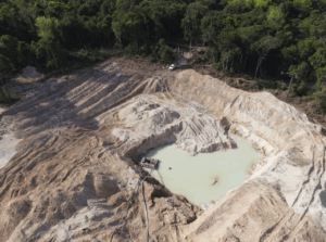 Batalhão Ambiental fecha garimpo irregular e apreende escavadeiras e equipamentos